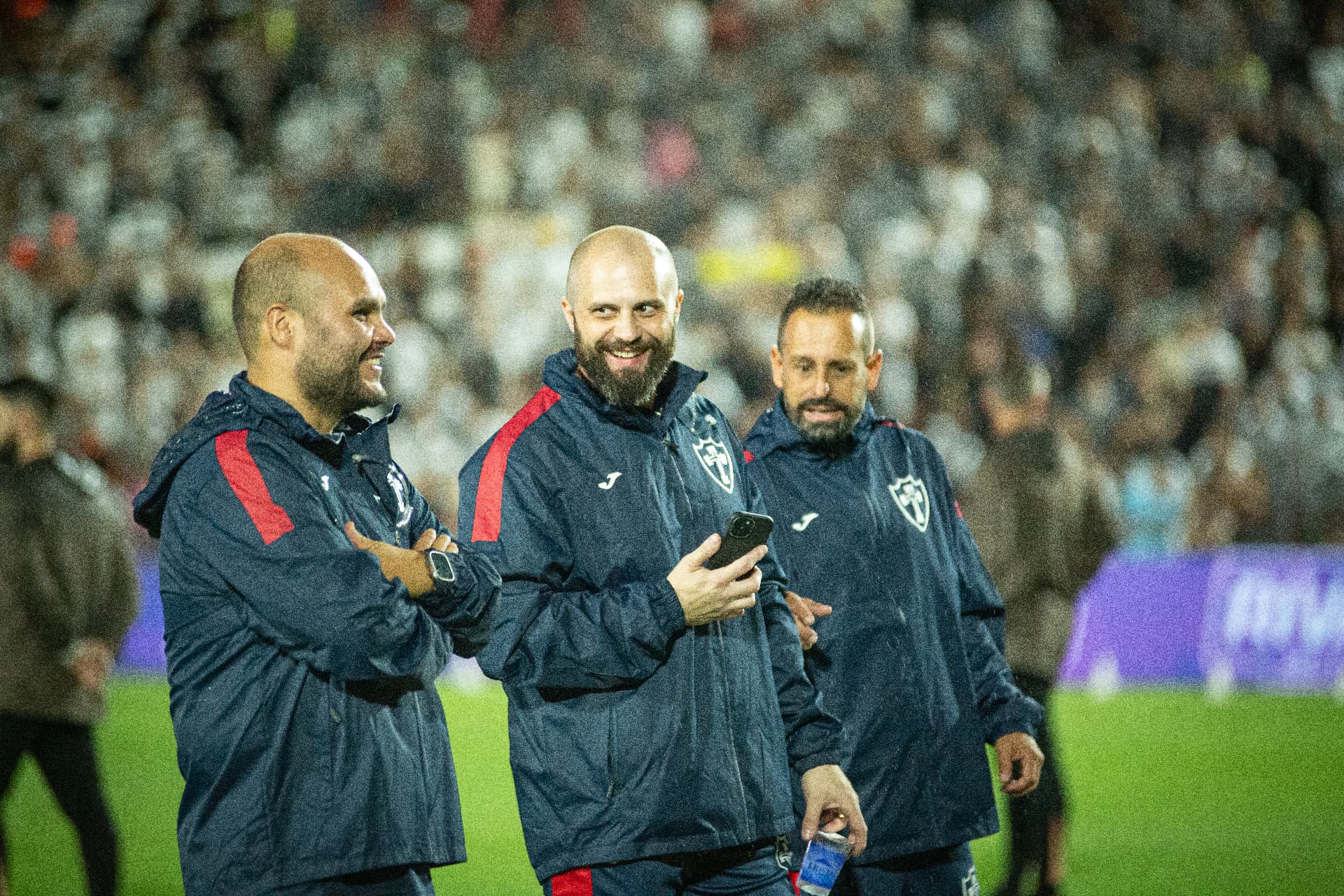 Comissão médica da Portuguesa em jogo no estádio
