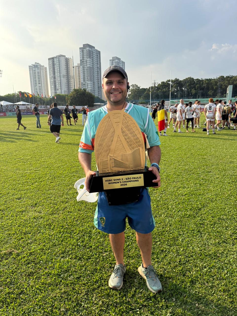Dr. Thiago Macota com o troféu de campeão do HSBC SVNS 2 São Paulo