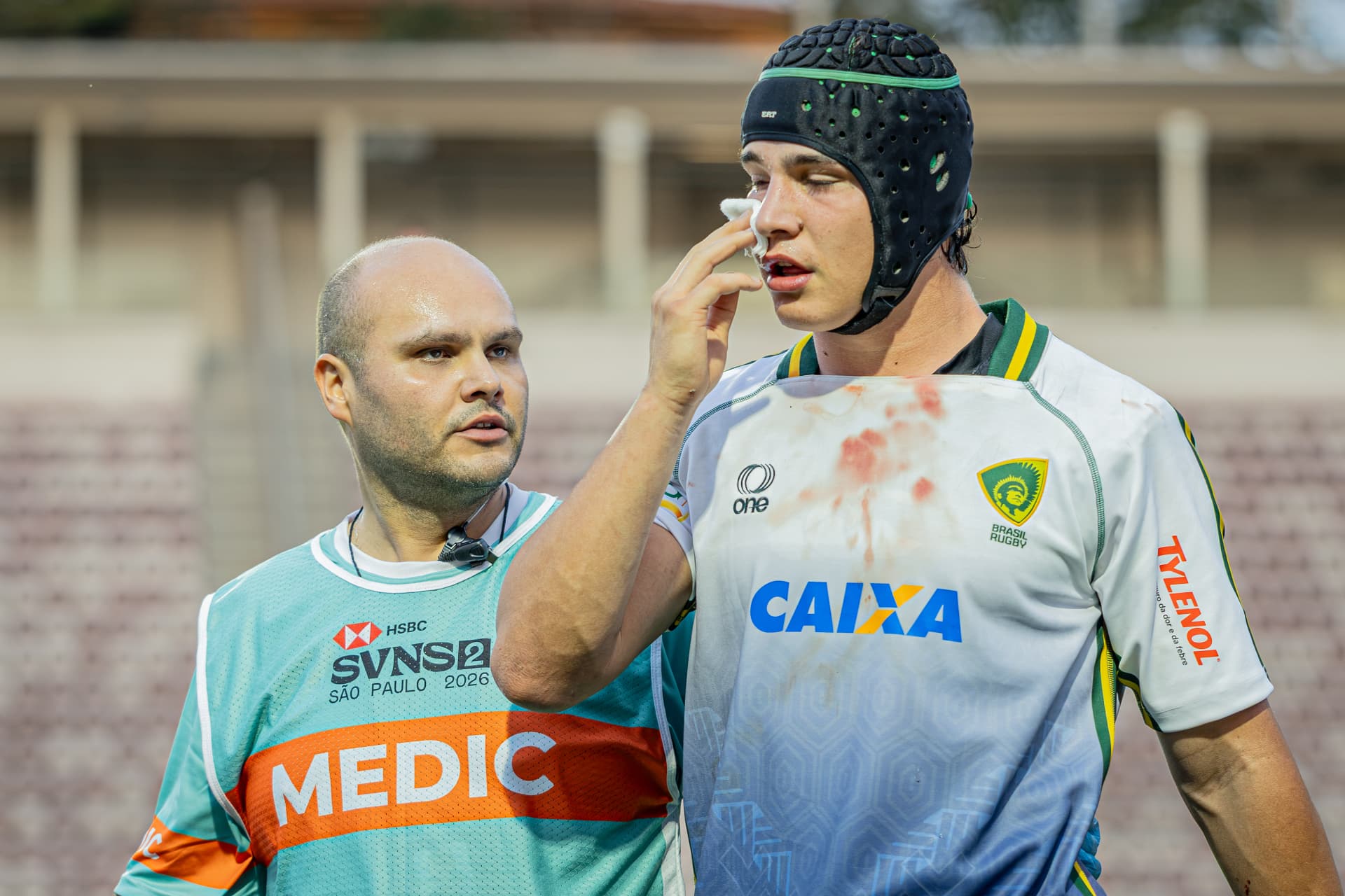 Dr. Thiago Macota atendendo atleta da seleção brasileira de rugby durante partida